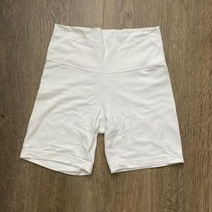 TNA butter 7” biker shorts size M